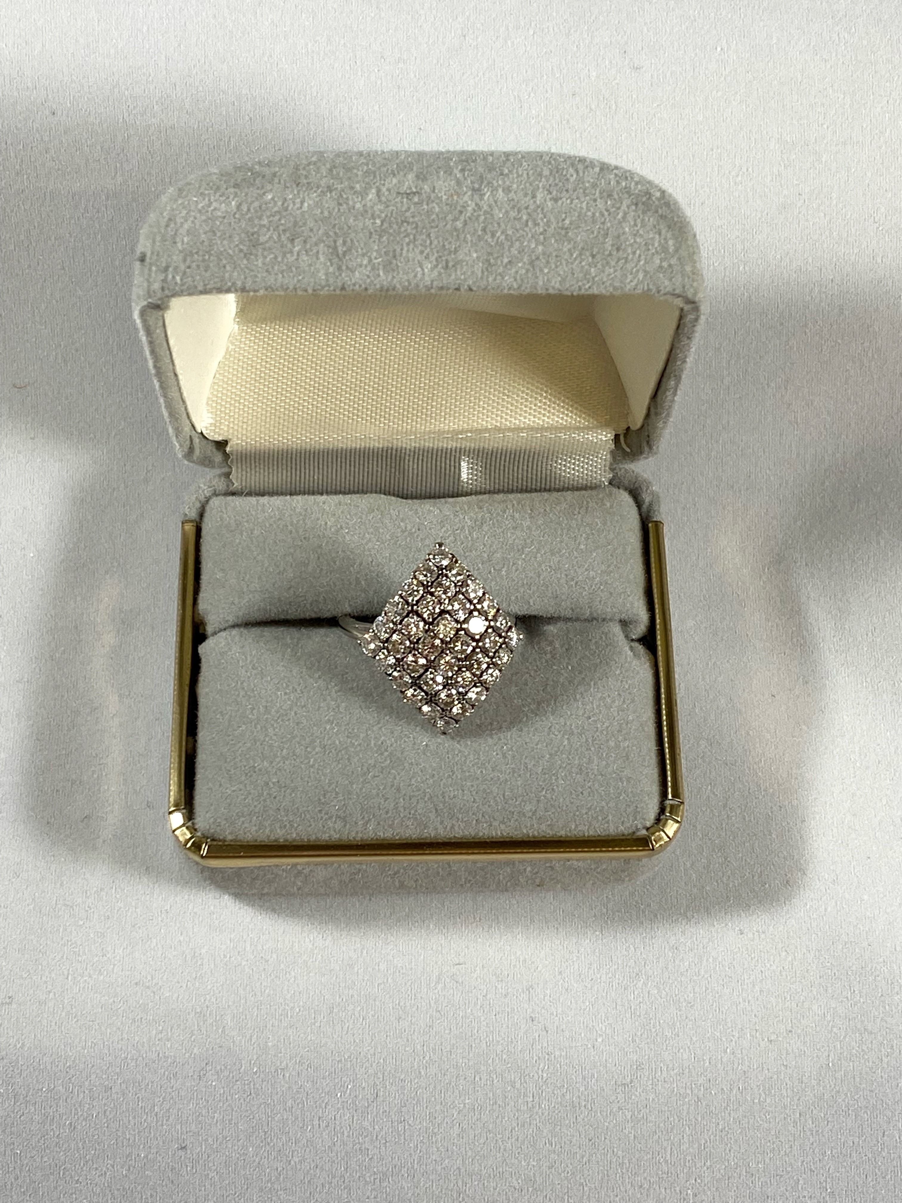 Lot 1489: 18K White Gold with Clear Stones